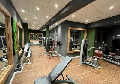 hotel_bergknappenhof_fitness_training_hanteln_laufband_fahrad_technogym