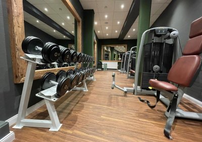 hotel_bergknappenhof_fitness_training_hanteln_laufband_fahrad_technogym