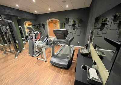 hotel_bergknappenhof_fitness_training_hanteln_laufband_fahrad_technogym