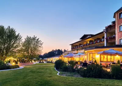 Hotel Bergknappenhof Bodenmais Sonnenuntergang im Garten